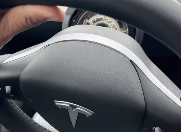 Владелец в шоке! Новое рулевое колесо Tesla отвалилось в дороге