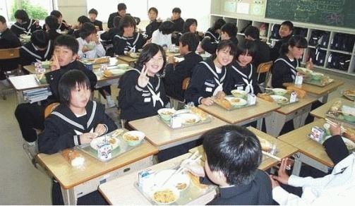 Обед в школе в Японии.