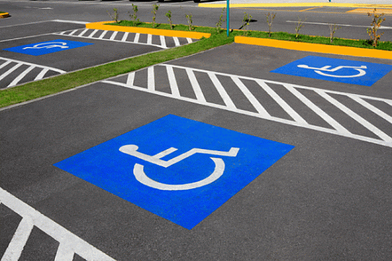 Разметка тротуара для парковочных мест для инвалидов