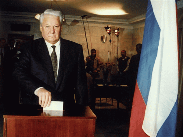 Борис Ельцин во время голосования