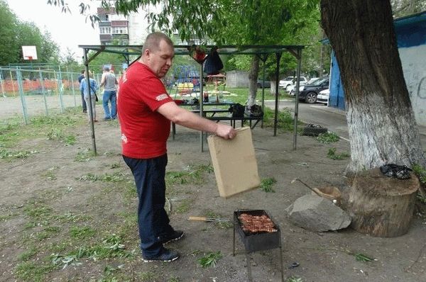 Сгоревший мусор в мусорном баке