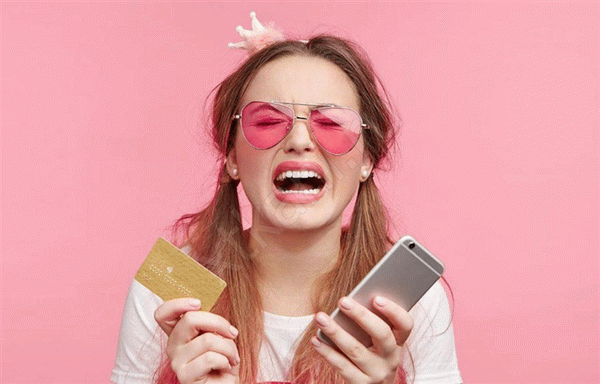 Плачущая девушка с волосами, смартфоном и банковской картой в детской короне