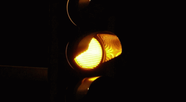 Пересечение на перекрестке - желтые фонари.