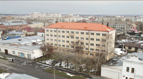 В пятиэтажном доме в Шадринске реализовали проект по реконструкции жилого пространства. Фото: YouTube. com.